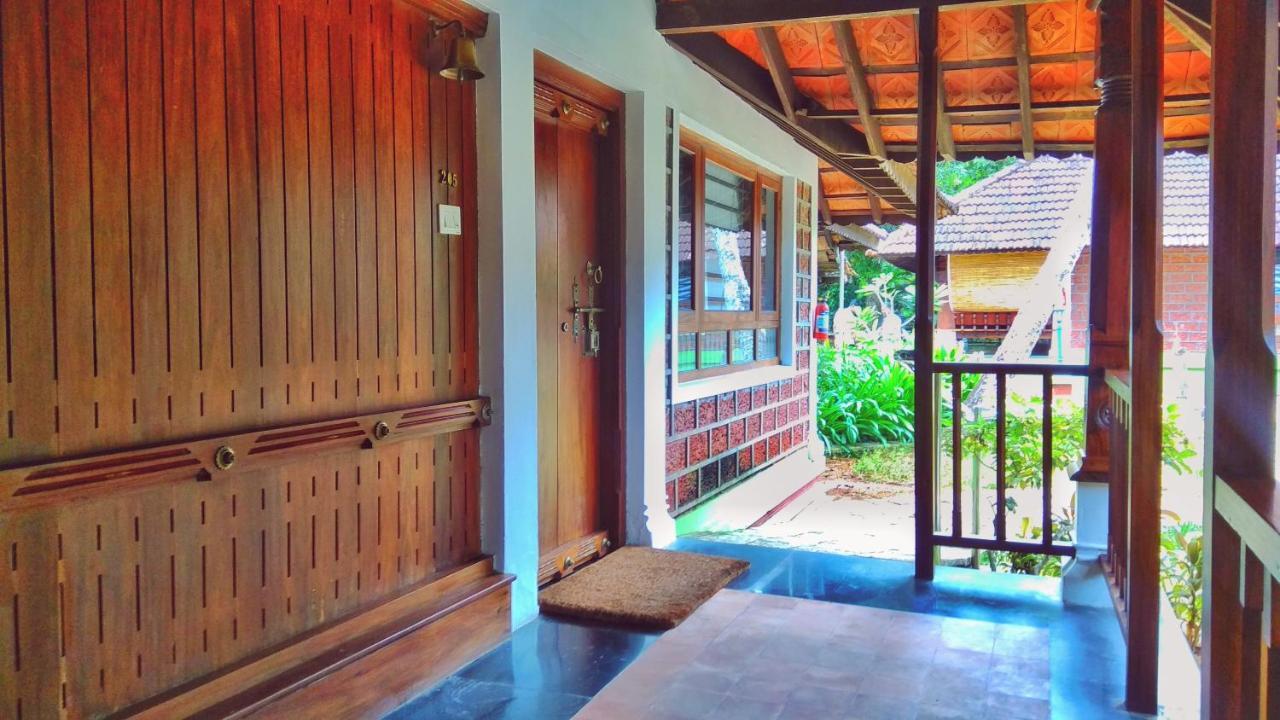 Punnamada Resort Alappuzha Exterior photo